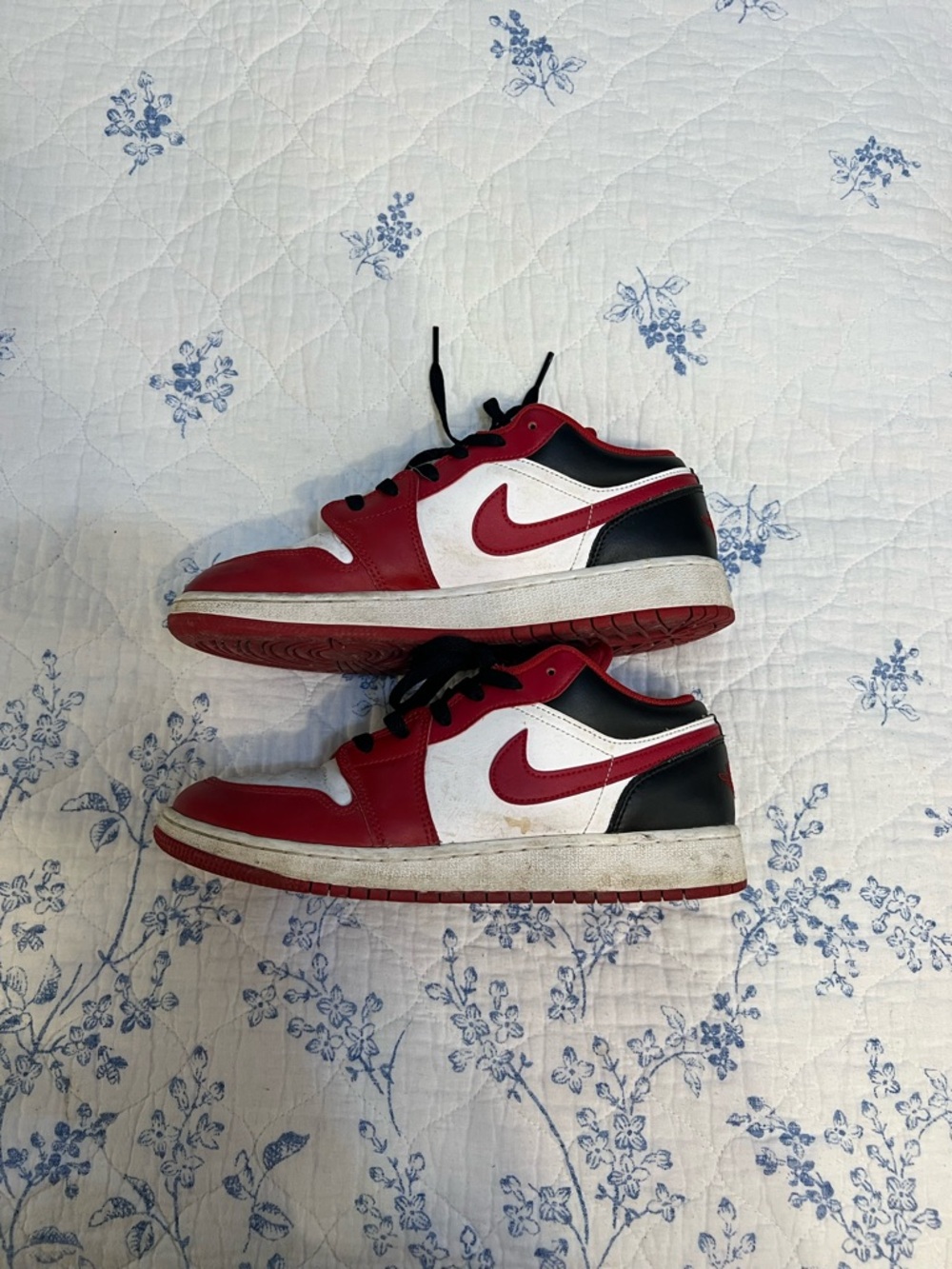 Nike Kids Low-Top Sneakers in Red, White & Black